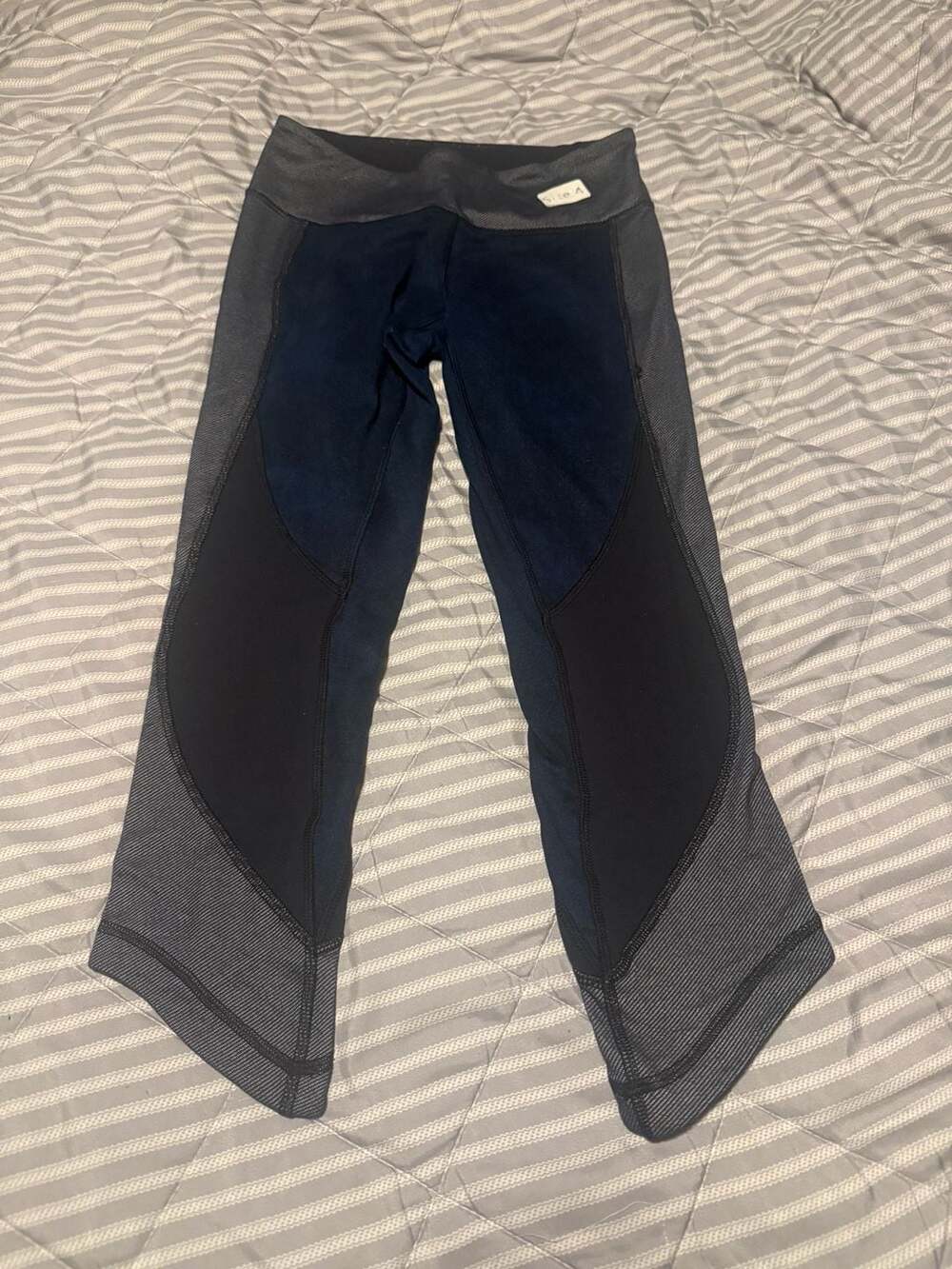 Lululemon Size 4 Cropped Leggings